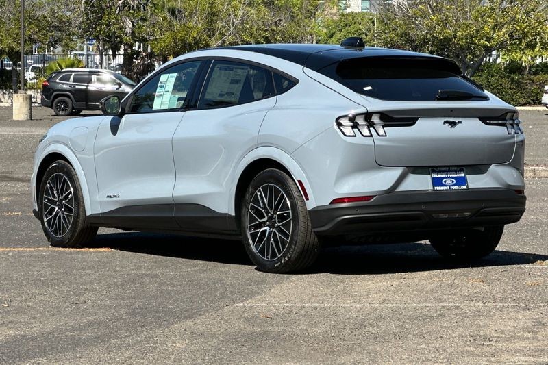 Ford Mustang Mach-E Vehicle Full-screen Gallery Image 05