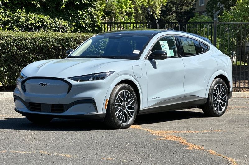 Ford Mustang Mach-E Vehicle Full-screen Gallery Image 07