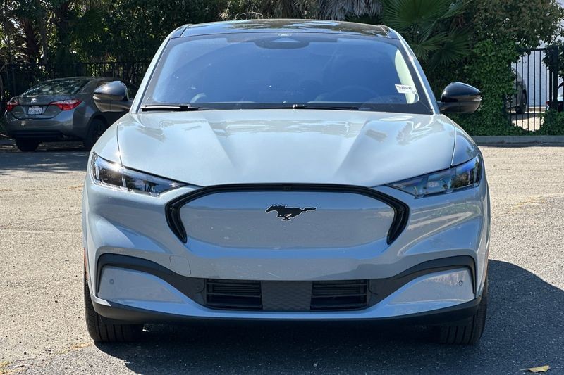 Ford Mustang Mach-E Vehicle Full-screen Gallery Image 08