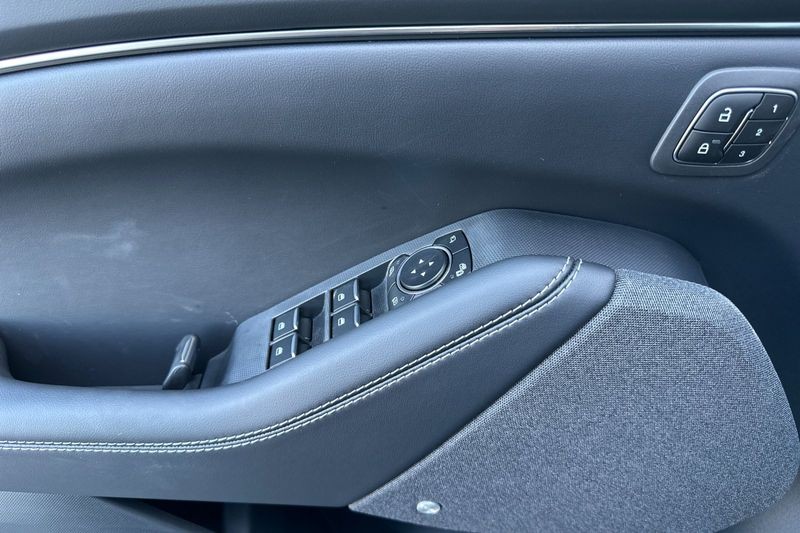 Ford Mustang Mach-E Vehicle Full-screen Gallery Image 10