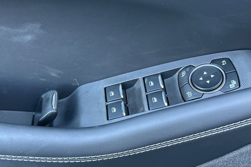 Ford Mustang Mach-E Vehicle Full-screen Gallery Image 11