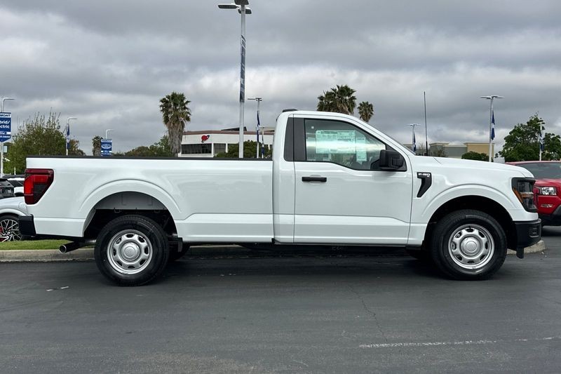 Ford F-150 Vehicle Full-screen Gallery Image 02