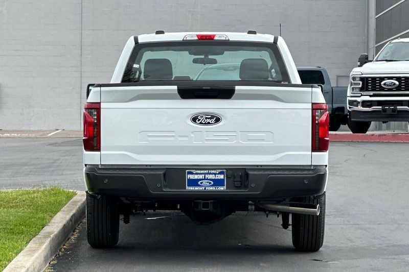 Ford F-150 Vehicle Full-screen Gallery Image 04