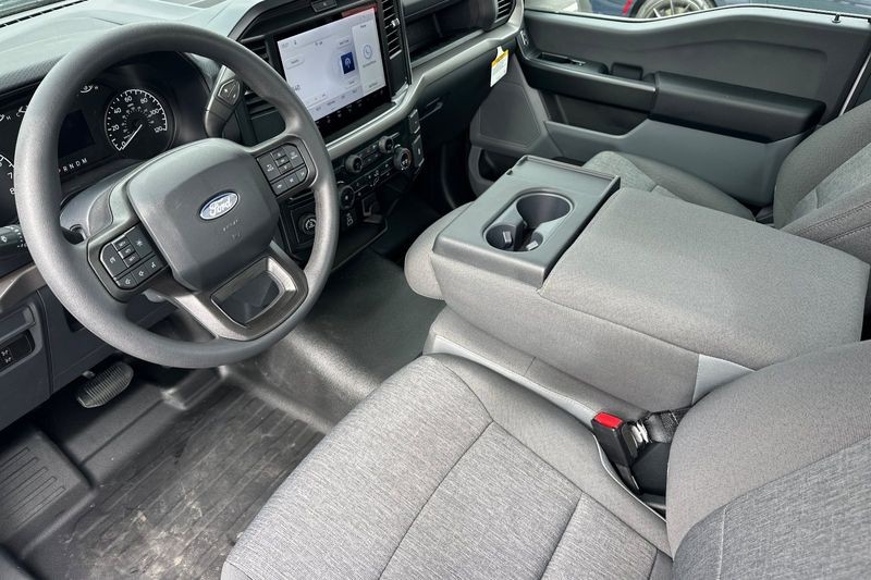 Ford F-150 Vehicle Full-screen Gallery Image 09