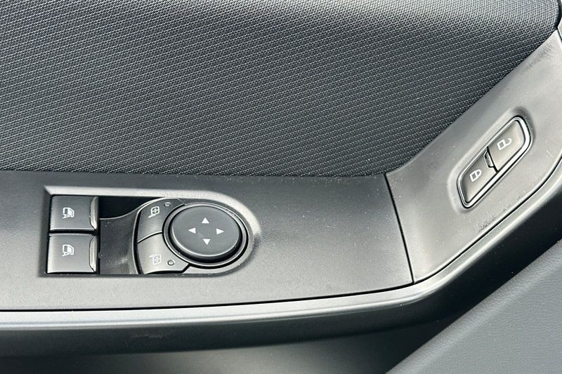 Ford F-150 Vehicle Full-screen Gallery Image 11