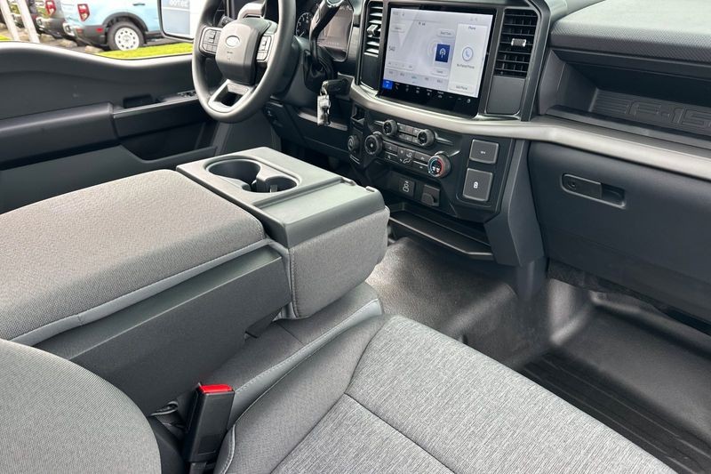 Ford F-150 Vehicle Full-screen Gallery Image 14