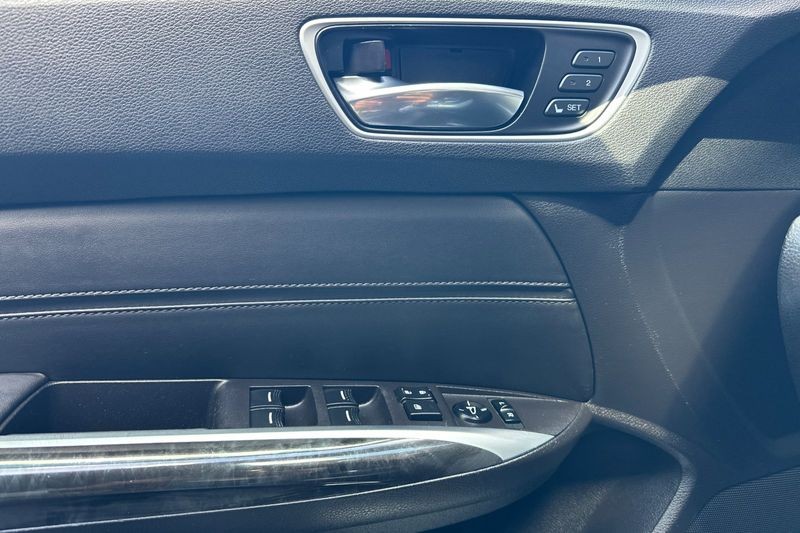 Acura TLX Vehicle Full-screen Gallery Image 10