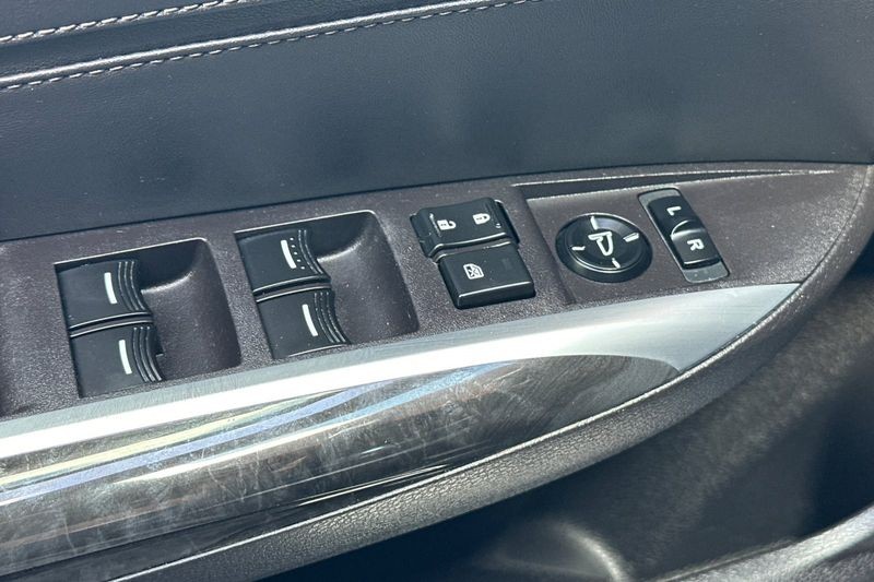 Acura TLX Vehicle Full-screen Gallery Image 11
