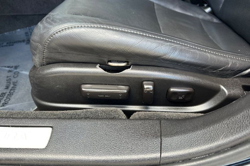 Acura TLX Vehicle Full-screen Gallery Image 12