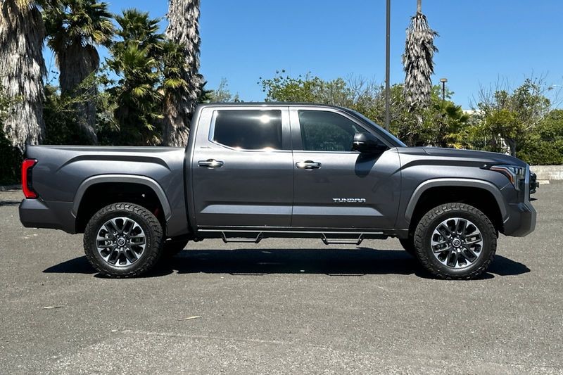 Toyota Tundra Vehicle Full-screen Gallery Image 02