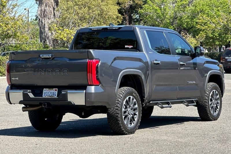 Toyota Tundra Vehicle Full-screen Gallery Image 03