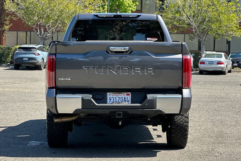 Toyota Tundra Vehicle Full-screen Gallery Image 04