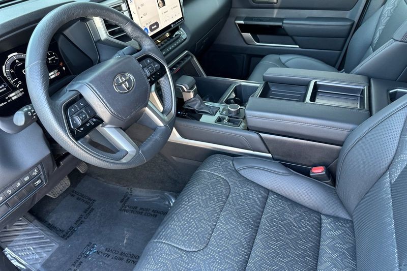 Toyota Tundra Vehicle Full-screen Gallery Image 09