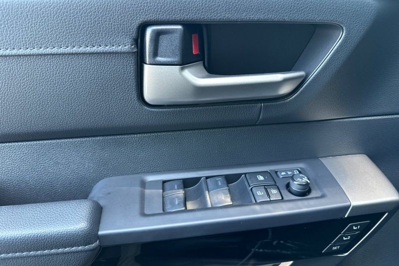 Toyota Tundra Vehicle Full-screen Gallery Image 10