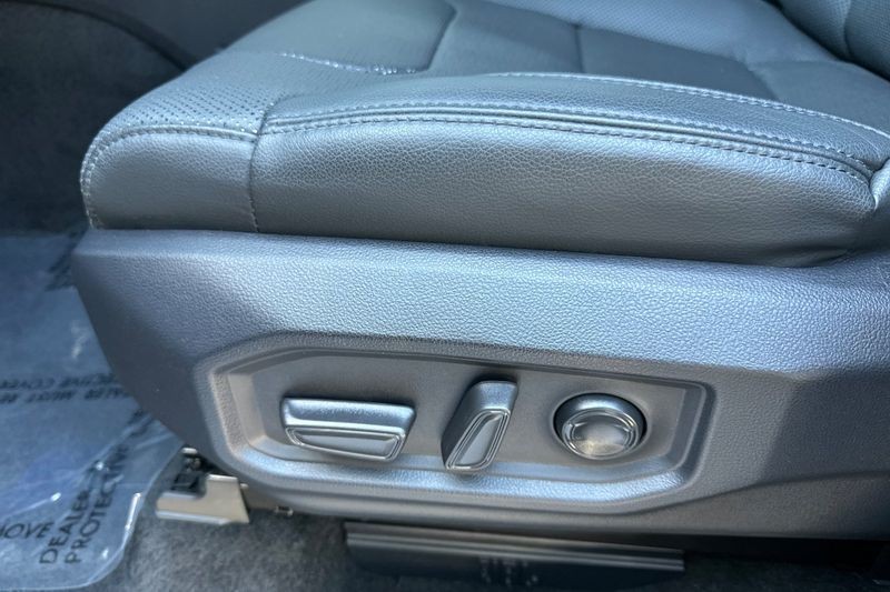 Toyota Tundra Vehicle Full-screen Gallery Image 12