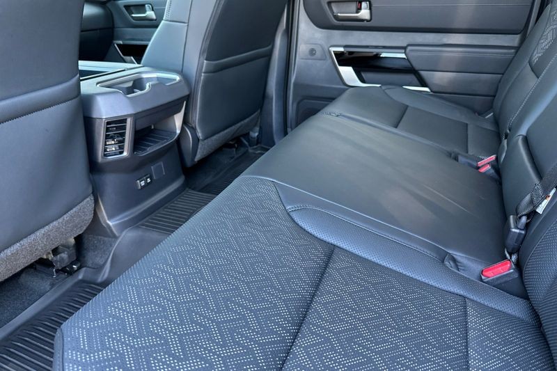 Toyota Tundra Vehicle Full-screen Gallery Image 13