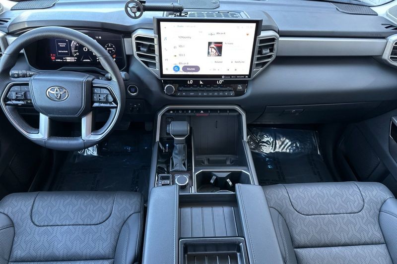 Toyota Tundra Vehicle Full-screen Gallery Image 14