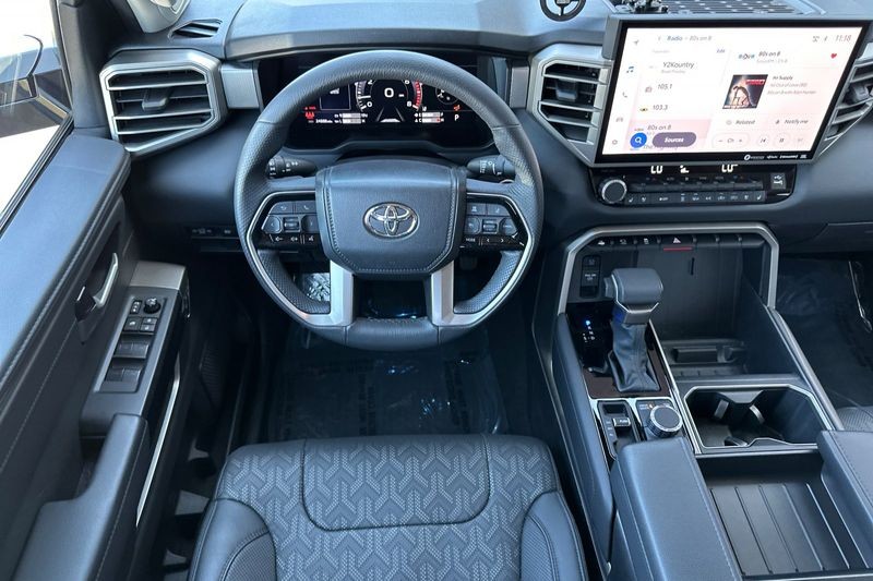 Toyota Tundra Vehicle Full-screen Gallery Image 15