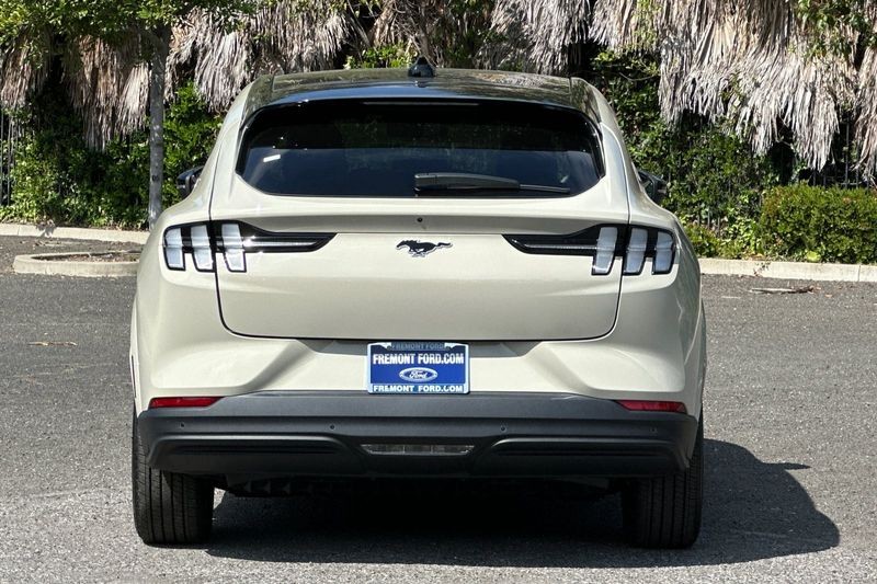 Ford Mustang Mach-E Vehicle Full-screen Gallery Image 04