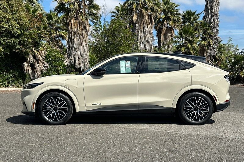 Ford Mustang Mach-E Vehicle Full-screen Gallery Image 06