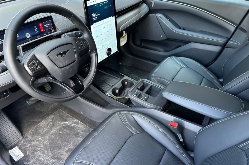 Ford Mustang Mach-E Vehicle Full-screen Gallery Image 09