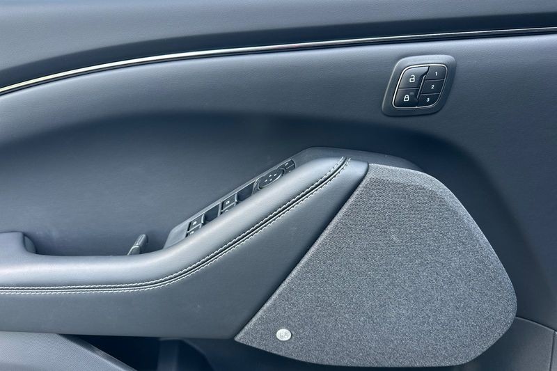 Ford Mustang Mach-E Vehicle Full-screen Gallery Image 10