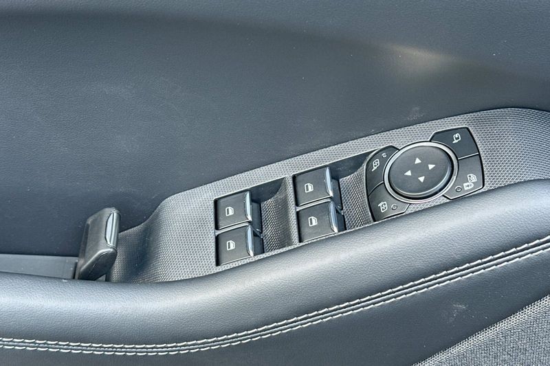 Ford Mustang Mach-E Vehicle Full-screen Gallery Image 11