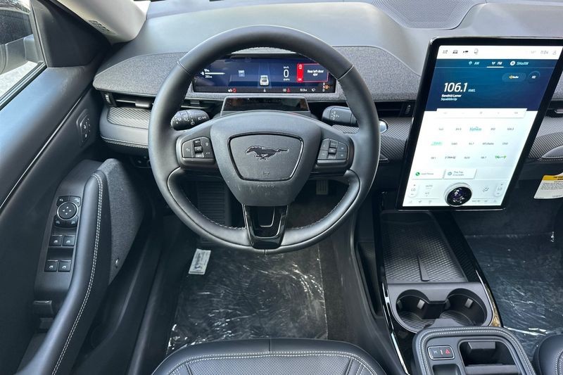 Ford Mustang Mach-E Vehicle Full-screen Gallery Image 15