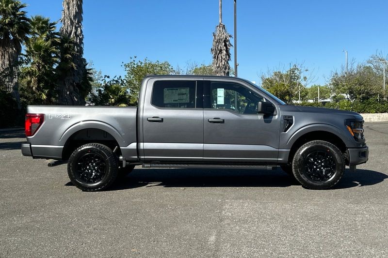 Ford F-150 Vehicle Full-screen Gallery Image 02