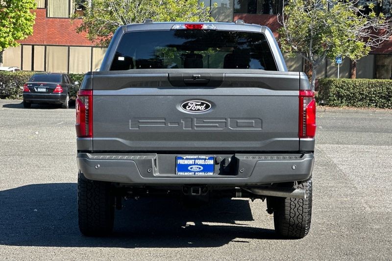 Ford F-150 Vehicle Full-screen Gallery Image 04