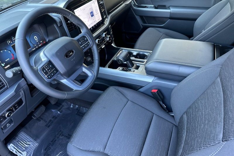 Ford F-150 Vehicle Full-screen Gallery Image 09