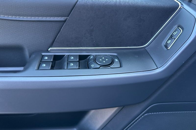 Ford F-150 Vehicle Full-screen Gallery Image 10