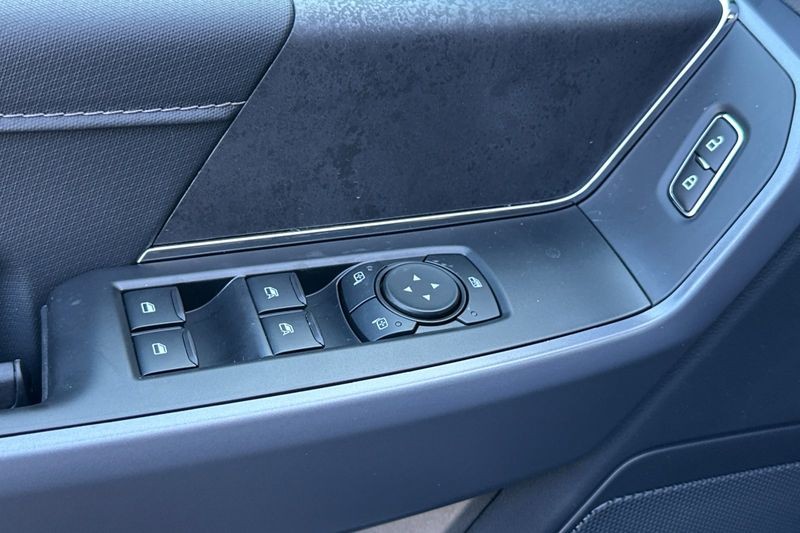 Ford F-150 Vehicle Full-screen Gallery Image 11