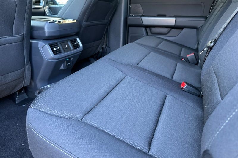 Ford F-150 Vehicle Full-screen Gallery Image 12