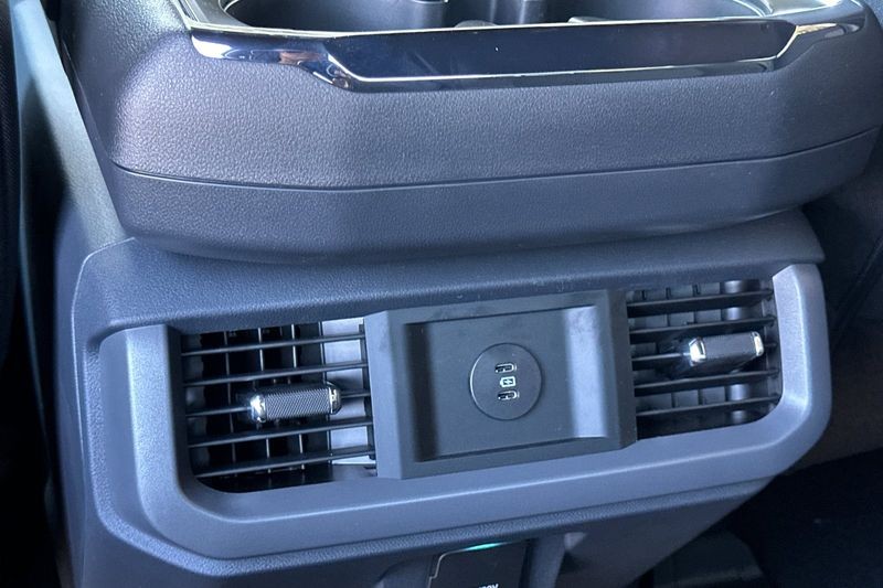 Ford F-150 Vehicle Full-screen Gallery Image 13