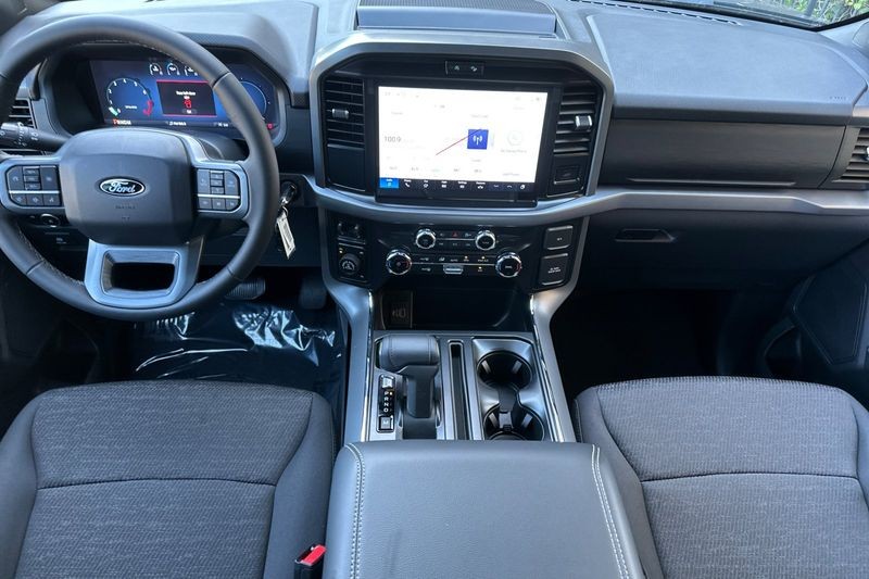 Ford F-150 Vehicle Full-screen Gallery Image 14