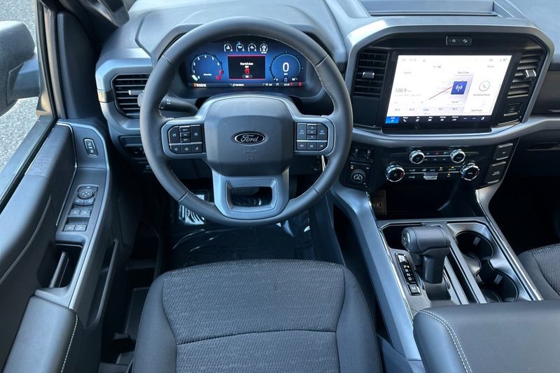 Ford F-150 Vehicle Full-screen Gallery Image 15