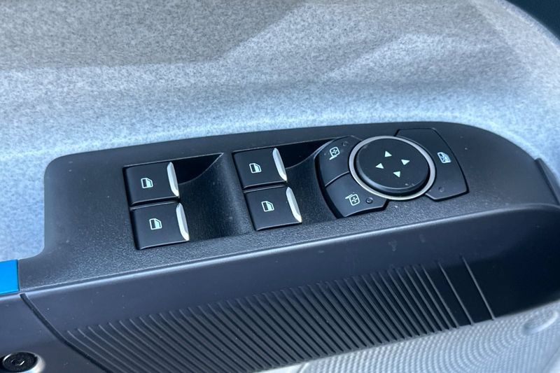 Ford Maverick Vehicle Full-screen Gallery Image 11