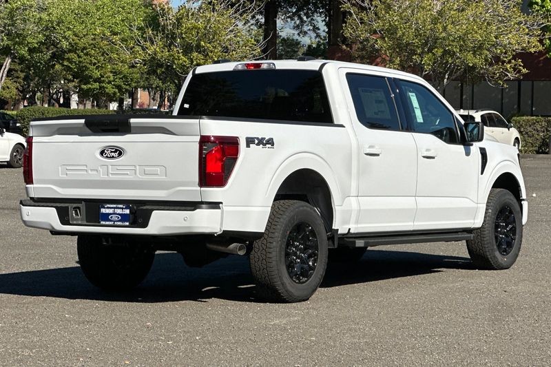 Ford F-150 Vehicle Full-screen Gallery Image 03