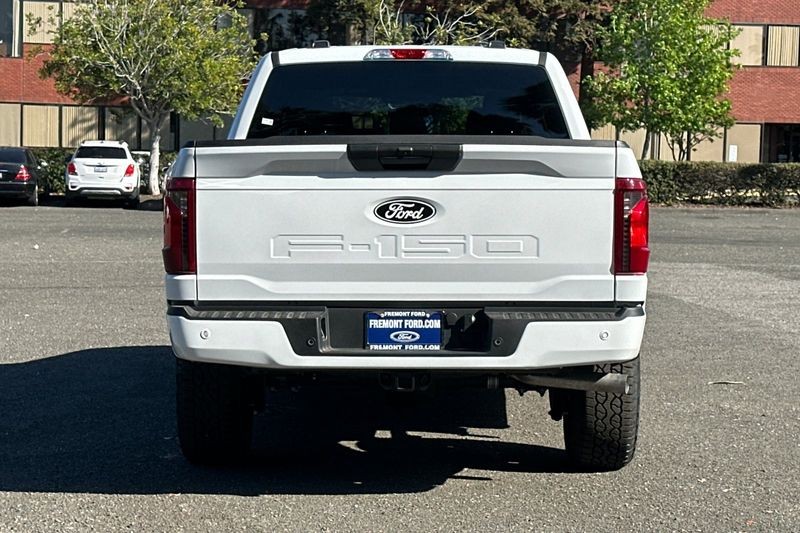 Ford F-150 Vehicle Full-screen Gallery Image 04