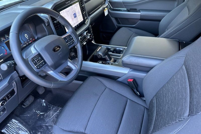 Ford F-150 Vehicle Full-screen Gallery Image 09