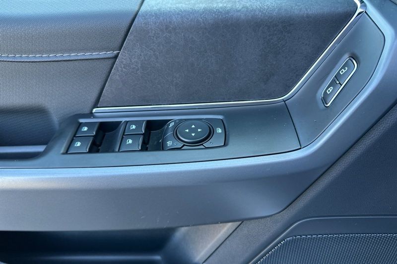 Ford F-150 Vehicle Full-screen Gallery Image 10