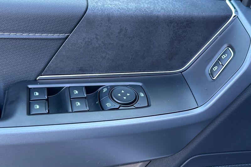 Ford F-150 Vehicle Full-screen Gallery Image 11