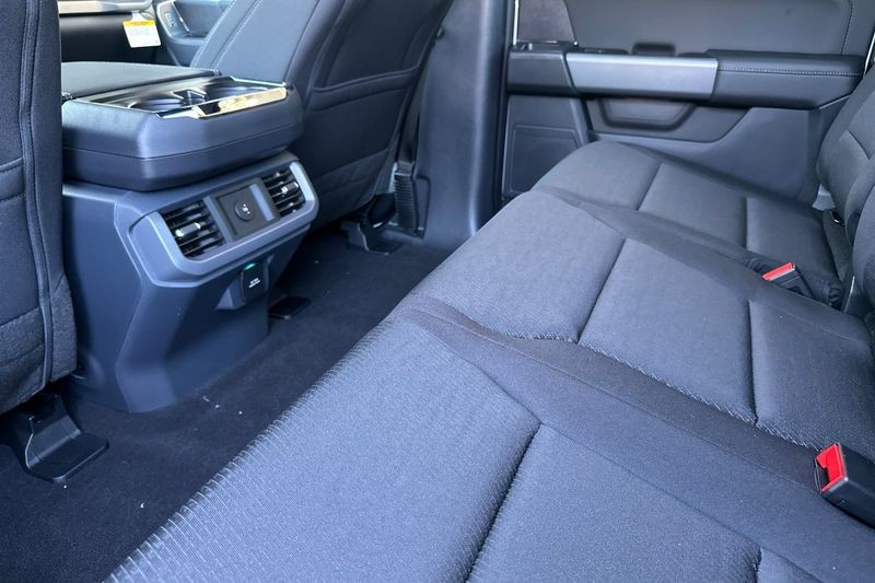 Ford F-150 Vehicle Full-screen Gallery Image 12