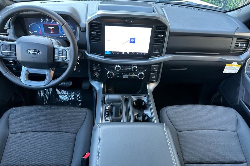 Ford F-150 Vehicle Full-screen Gallery Image 14