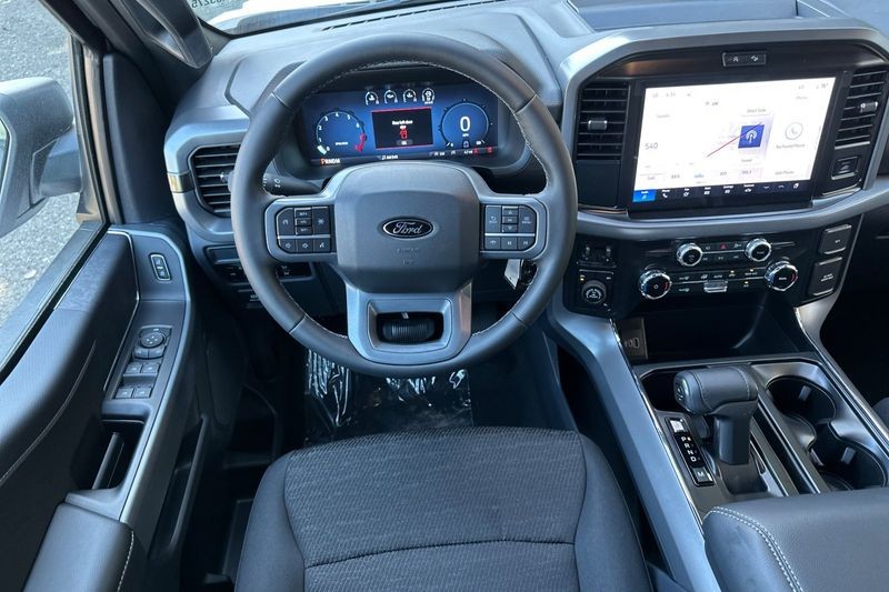 Ford F-150 Vehicle Full-screen Gallery Image 15