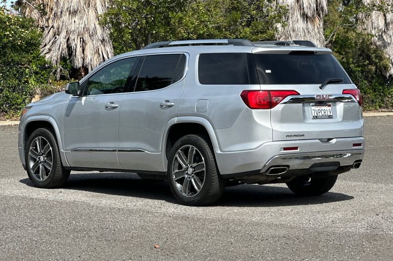GMC Acadia Vehicle Full-screen Gallery Image 05