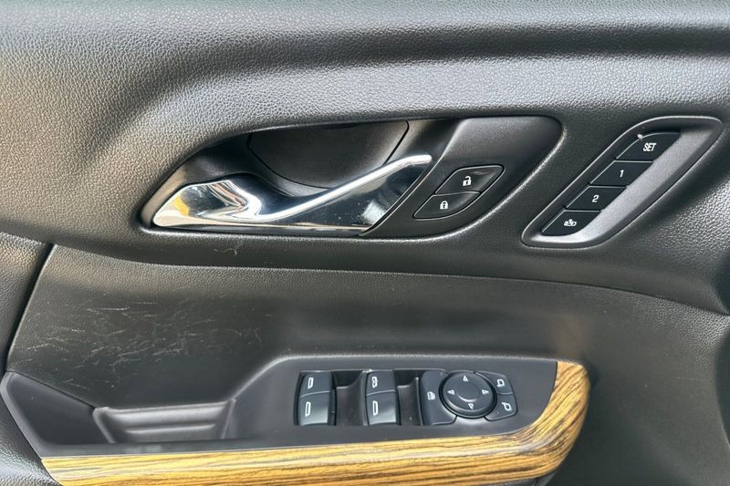 GMC Acadia Vehicle Full-screen Gallery Image 10