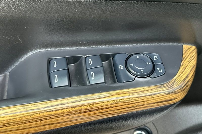 GMC Acadia Vehicle Full-screen Gallery Image 11