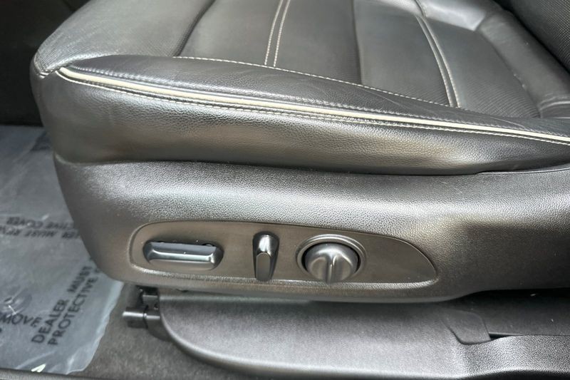 GMC Acadia Vehicle Full-screen Gallery Image 12